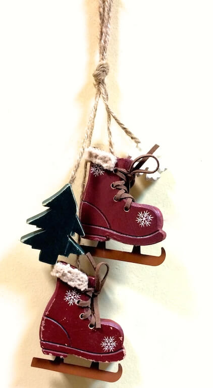 χριστουγεννιάτικο-σετ-κρεμαστό-ξύλινο-στολίδι-μπορντω-παγοπέδιλα-δεντράκι-giftland